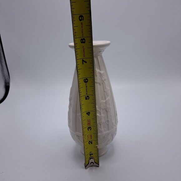 Wedgwood White Classic Garden Vase Grapes Leaves Embossed 7.5" England 1996 - Picture 4 of 9